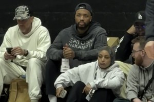 老大哥也来看啦😎杨瀚森今日G联盟比赛，队友利拉德现身观战！